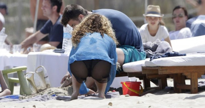 Shakira en tanga con Piqué, de vacaciones en la playa / AGENCIAS