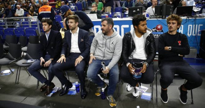 Gerard Piqué y Griezmann en un partido de Copa del Rey de Baloncesto : ACB PHOTO