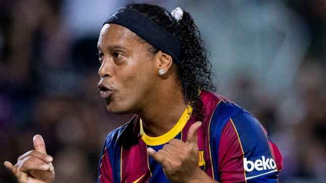 La clásica celebración de Ronaldinho tras anotar de penal / FCB