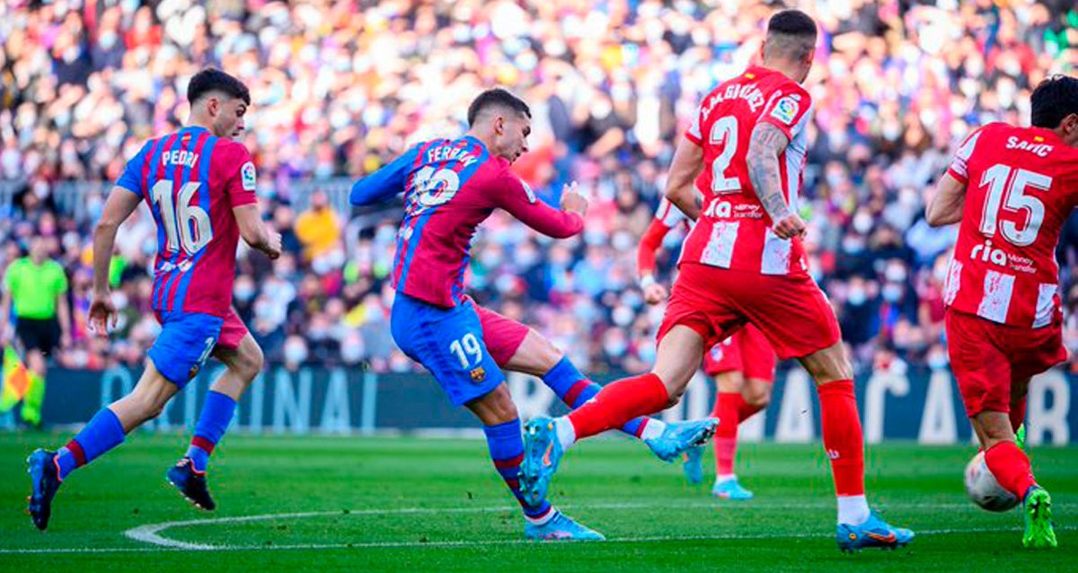 Ferrán Torres dispara a portería en un Atlético-Barça / FCB