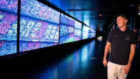 Lewandowski visita el Museo del Barça, durante su presentación como jugador culé / FCB