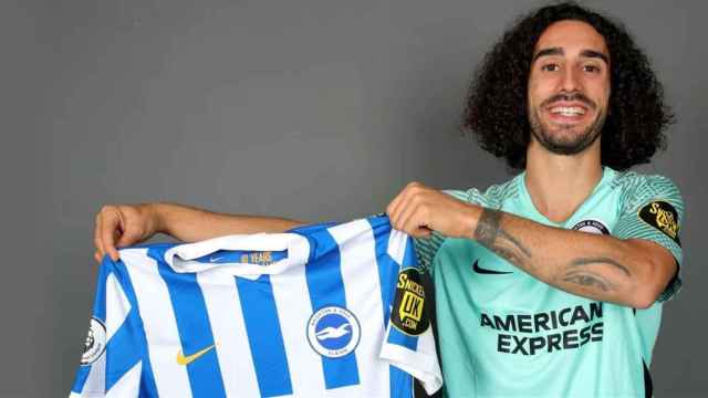 Marc Cucurella, posando la camiseta del Brighton / BRIGHTON