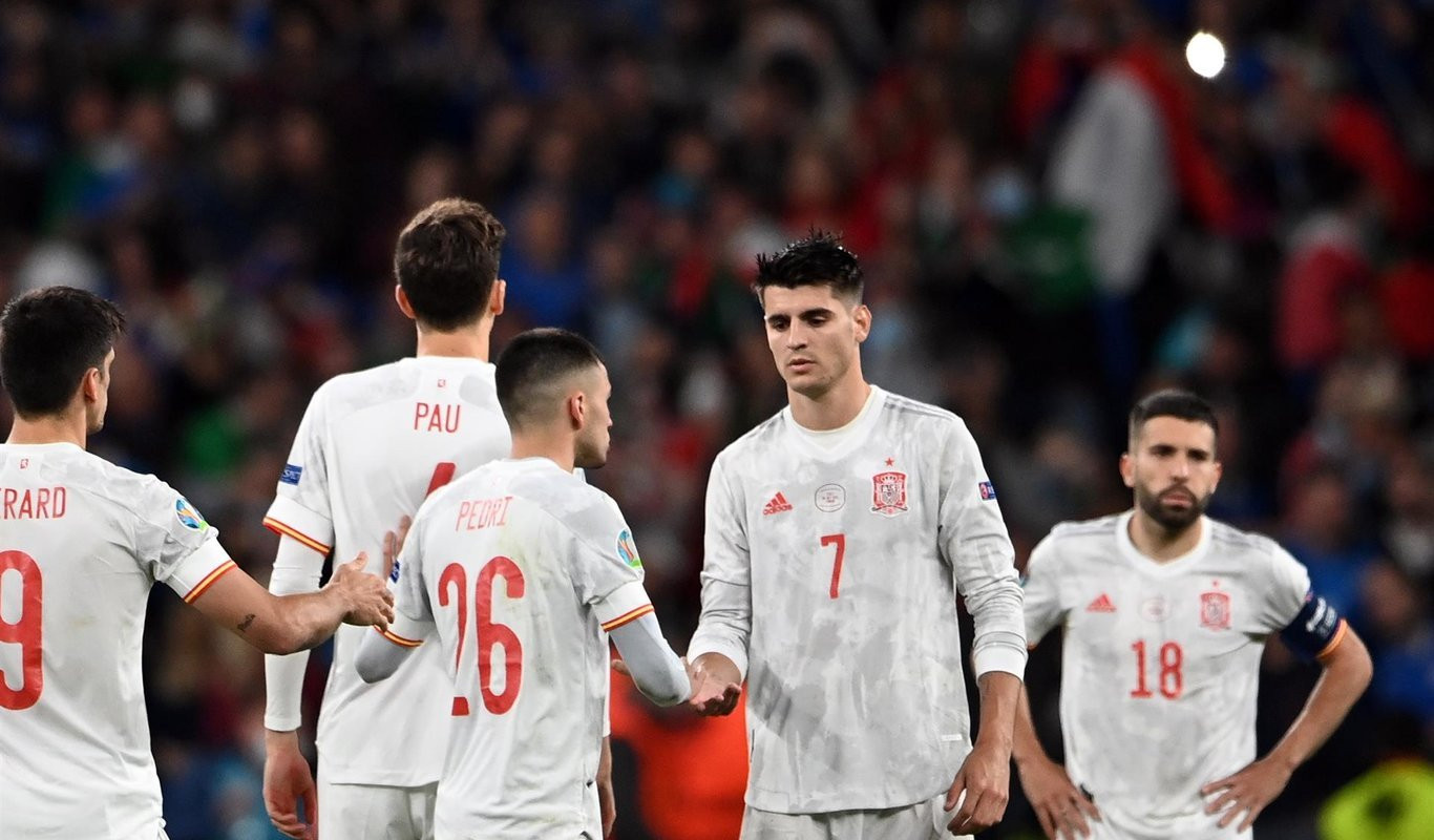 Los jugadores de España tras la tanda de penales contra Italia, en las semifinales de la Eurocopa / EFE