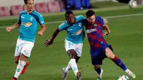 Messi, intentando superar a la defensa de Osasuna | EFE