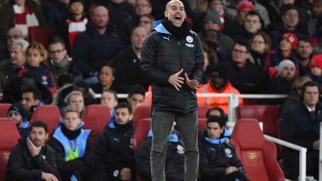 Pep Guardiola dirigiendo un partido del Manchester City / EFE