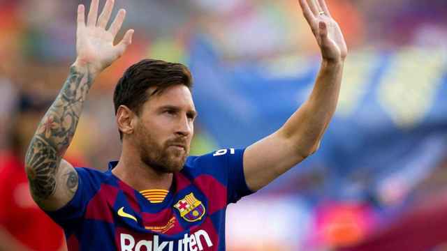 Messi saluda a la afición azulgrana/ EFE