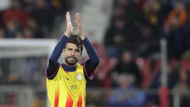 Gerard Piqué aplaudiendo la afición del Catañunya-Venezuela / EFE