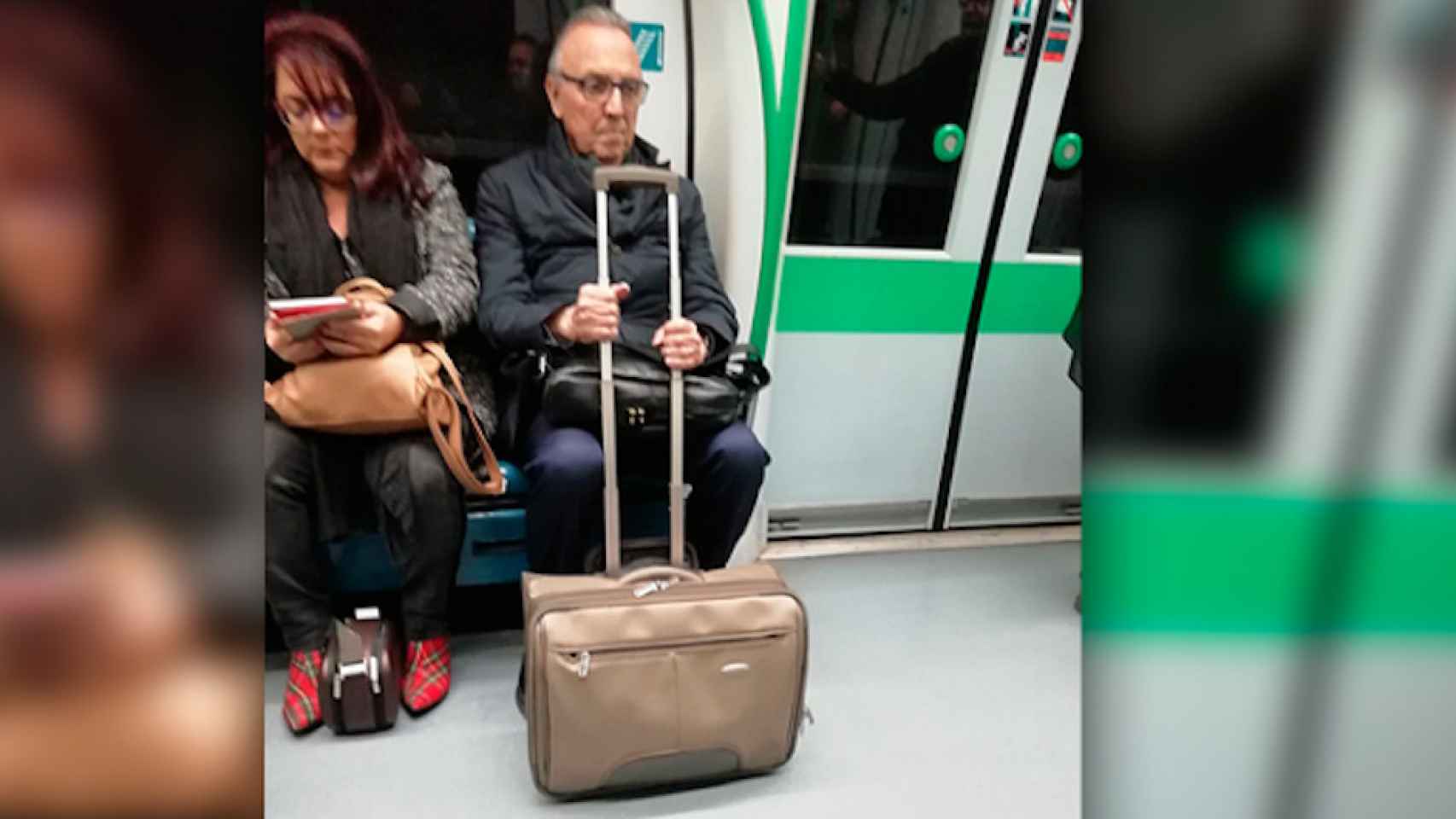 Una foto de Joan Gaspart, expresidente del Barça, en el metro de Madrid / TWITTER