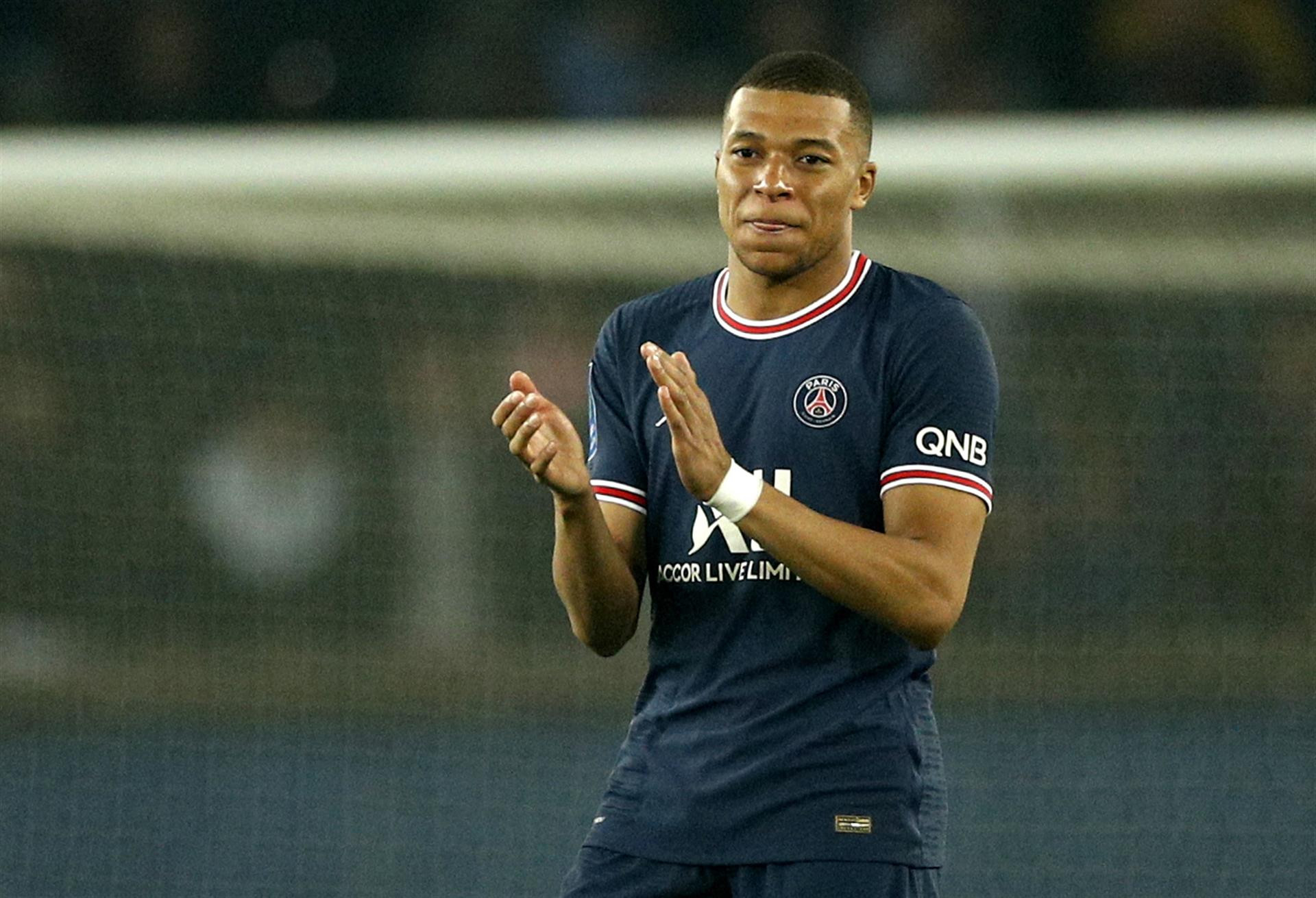 Mbappé aplaude tras proclamarse campeón de la Ligue1 con el PSG / EFE