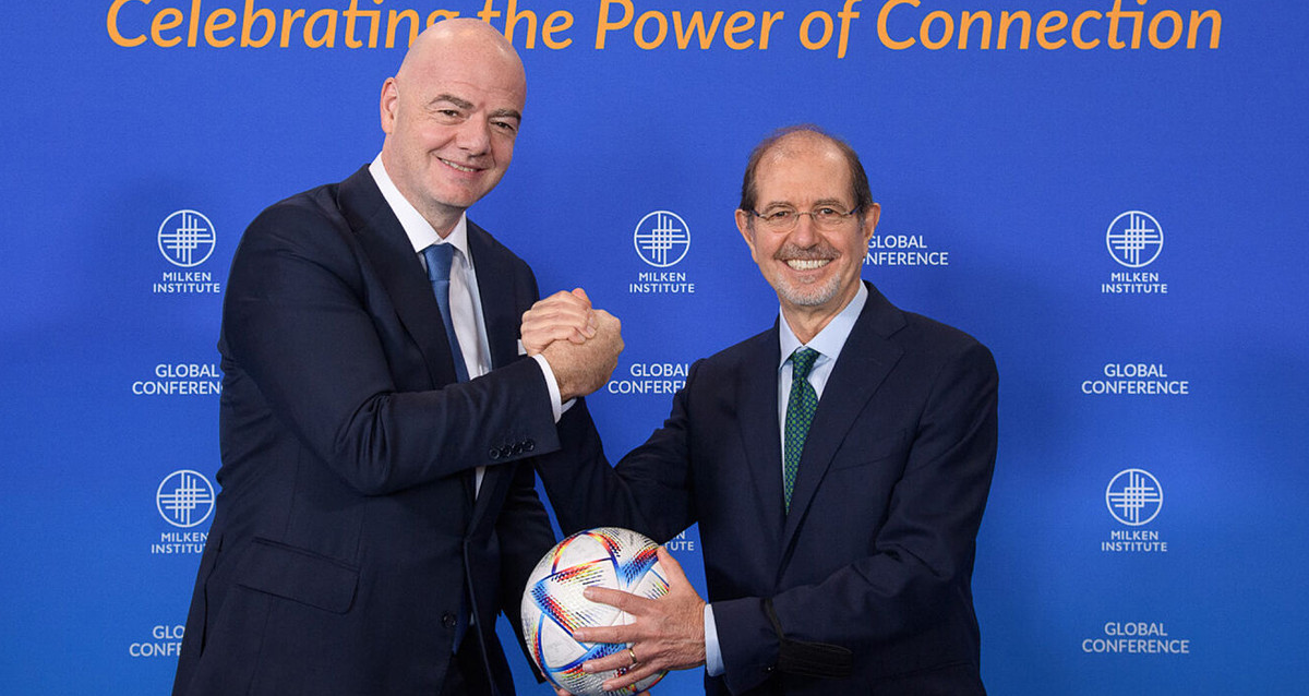 Gianni Infantino, presidente de la FIFA, sellando un acuerdo con un patrocinador para el Mundial / REDES