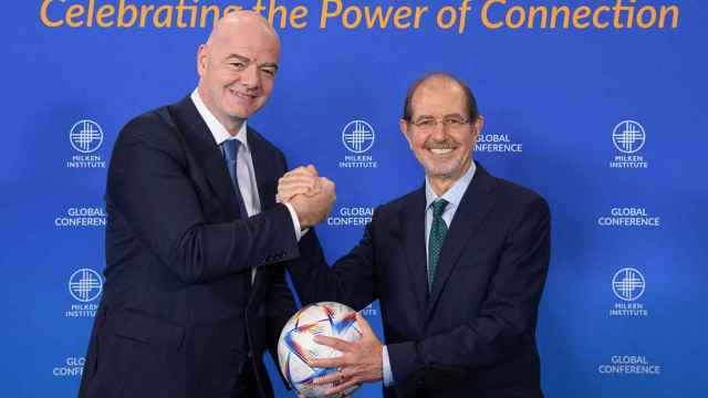Gianni Infantino, presidente de la FIFA, sellando un acuerdo con un patrocinador para el Mundial / REDES