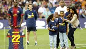 Eric Abidal y el primo Armand en un homenaje en el Camp Nou / Twitter
