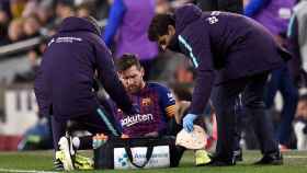 Una foto de Leo Messi siendo atendido por lo servicios médicos del Barça durante un partido / Twitter