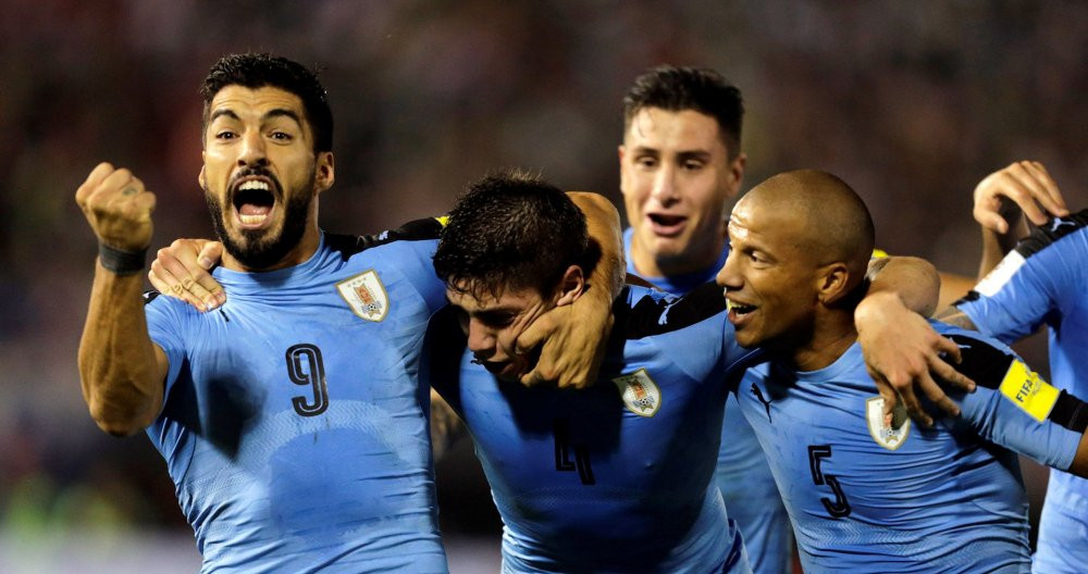Suárez y Valverde celebrando un gol con Uruguay / Redes
