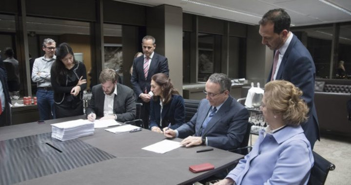 Imagen de la firma en el contrato de compraventa del Grupo Zeta / El Periódico
