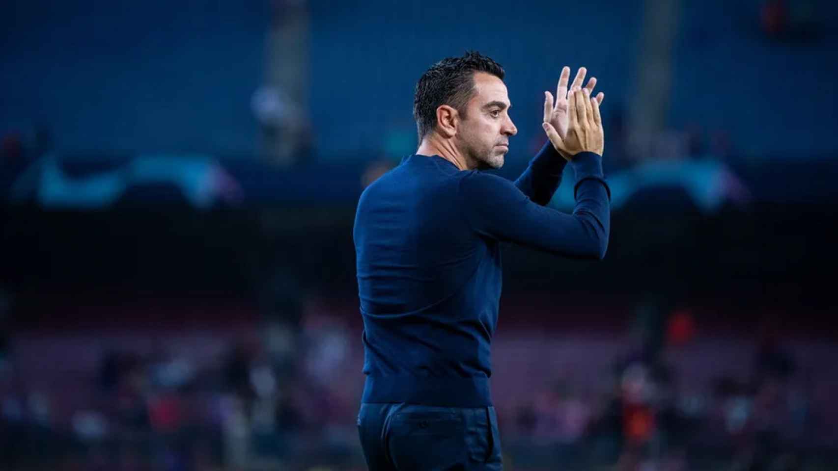 Xavi, aplaude a la afición, tras caer con el Barça a la Europa League por segundo año consecutivo / FCB