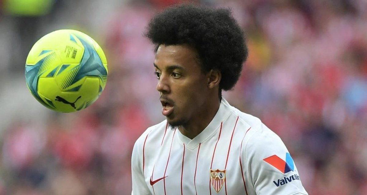 Jules Koundé, mirando fijamente el balón, en un partido con el Sevilla FC / EFE