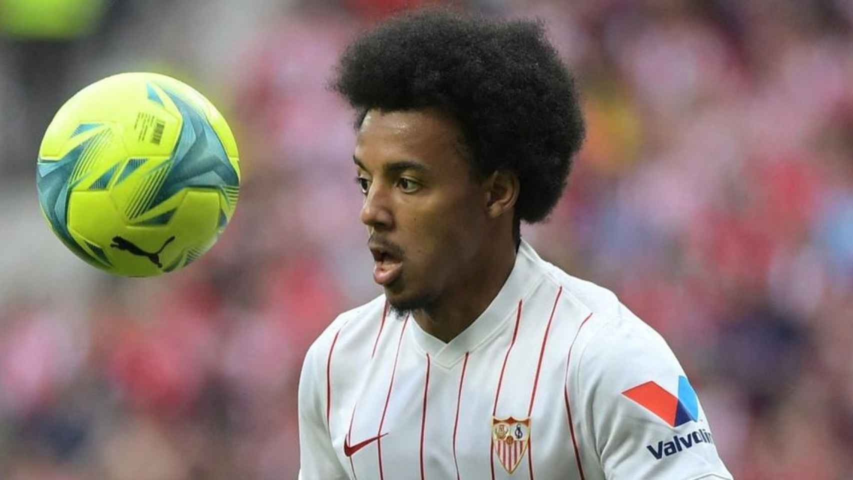 Jules Koundé, mirando fijamente el balón, en un partido con el Sevilla FC / EFE