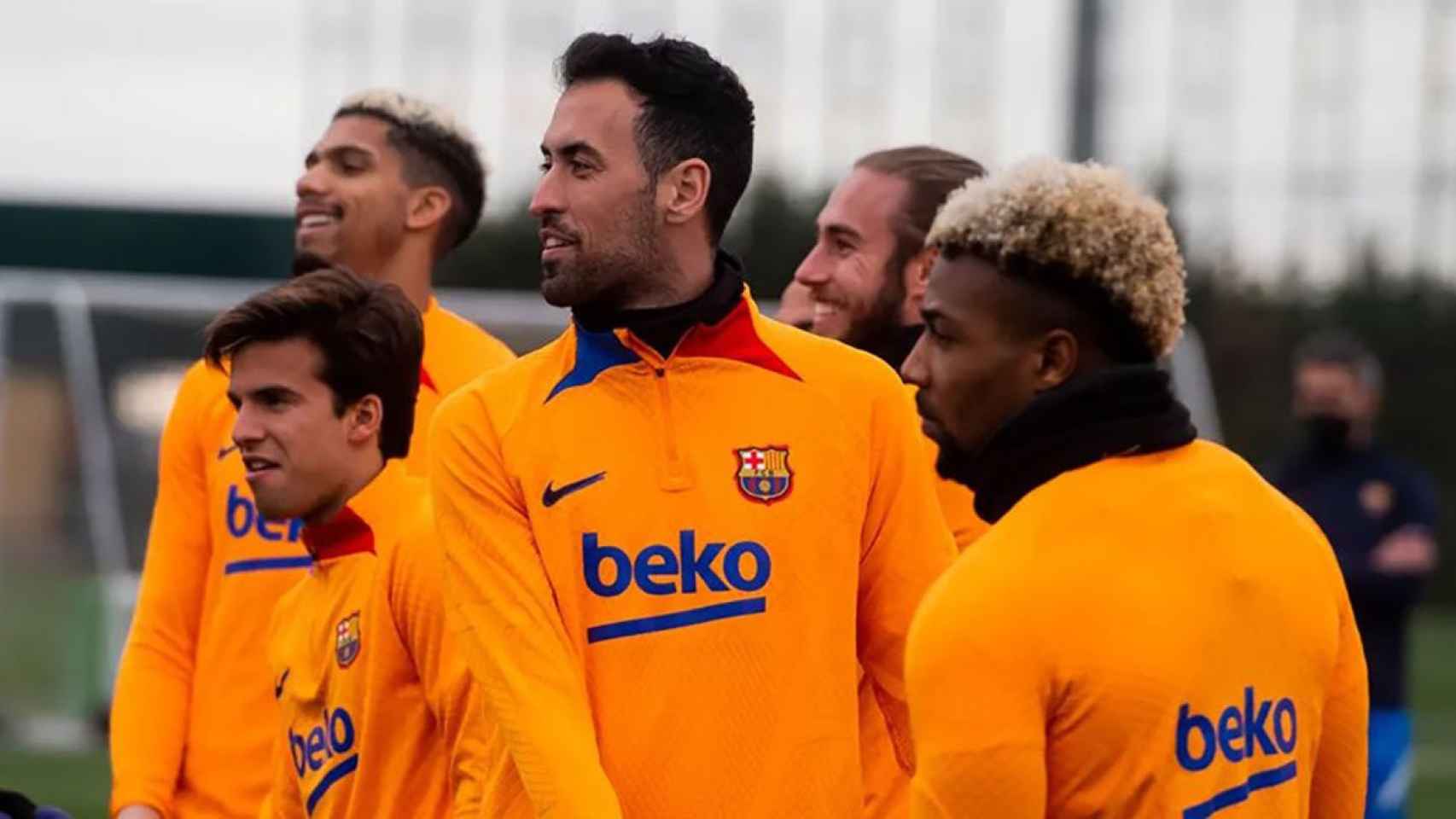 Los jugadores del Barça de Xavi, sonrientes, durante un entrenamiento / FCB