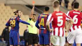 Gil Manzano mostrándole la roja a Leo Messi / EFE