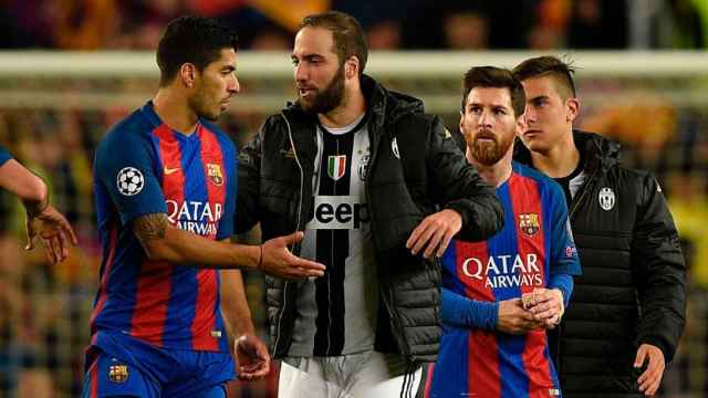 Suárez conversando con Higuaín en un Barça-Juventus / Redes