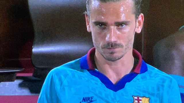 Antoine Griezmann muy serio al marcharse del terreno de juego / REDES