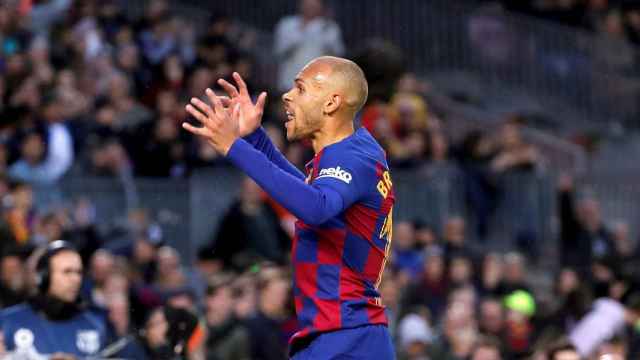 Martin Braithwaite espoleando a la grada del Camp Nou / EFE