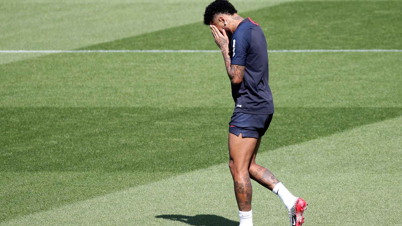 Neymar Junior, cabizbajo en un entrenamiento del PSG / EFE