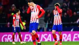 Una foto de los jugadores del Atlético de Madrid tras una derrota / EFE