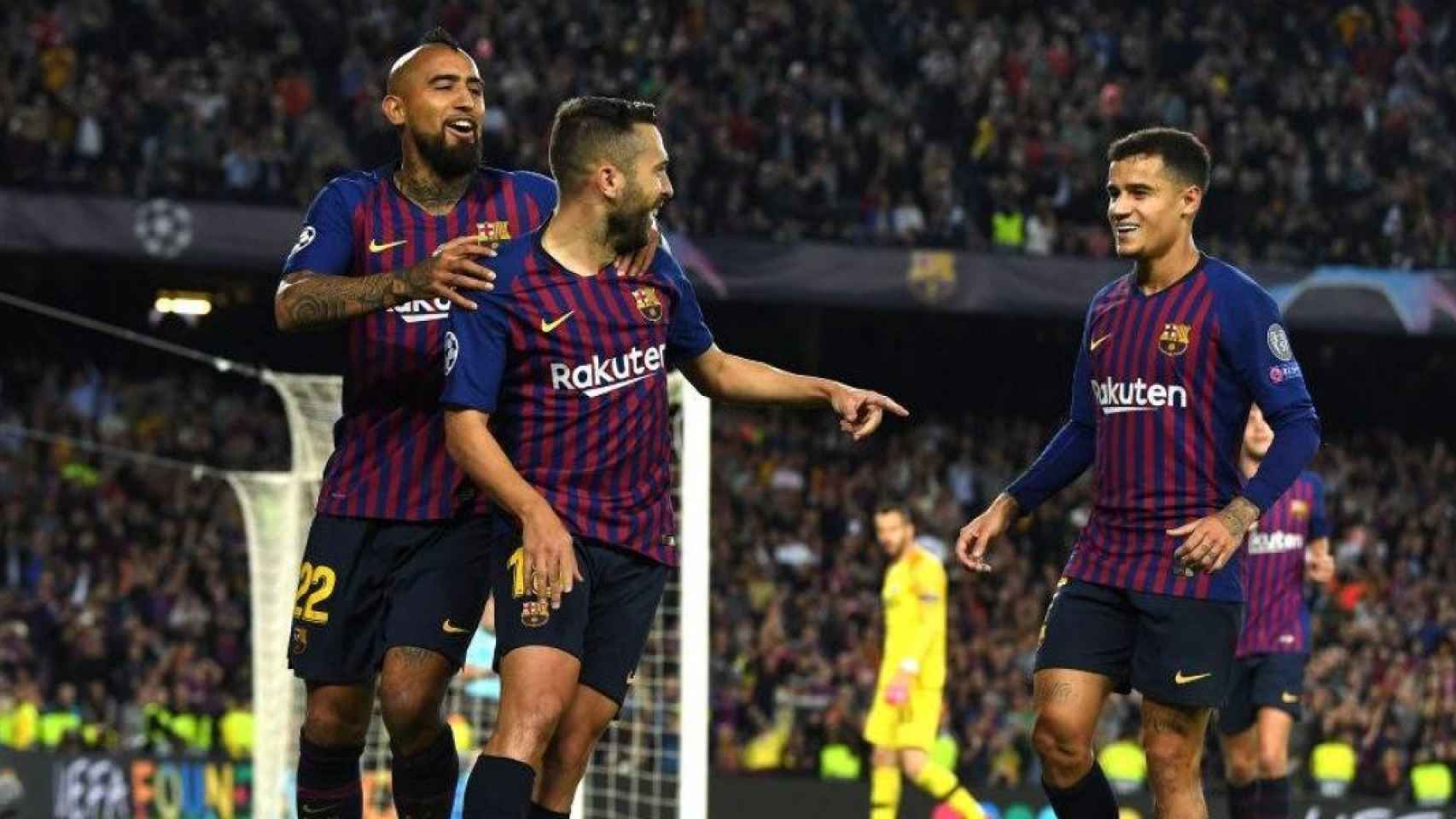 Vidal, Alba y Coutinho celebrando un gol del Barça en el Camp Nou / EFE