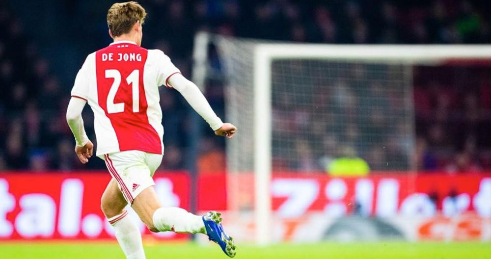 Frenkie de Jong jugando con el Ajax de Ámsterdam / EFE