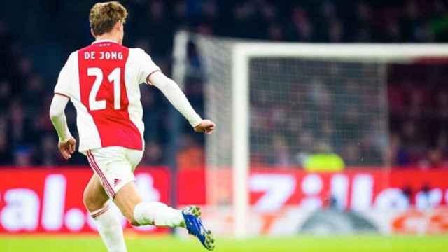 Frenkie de Jong jugando con el Ajax de Ámsterdam / EFE