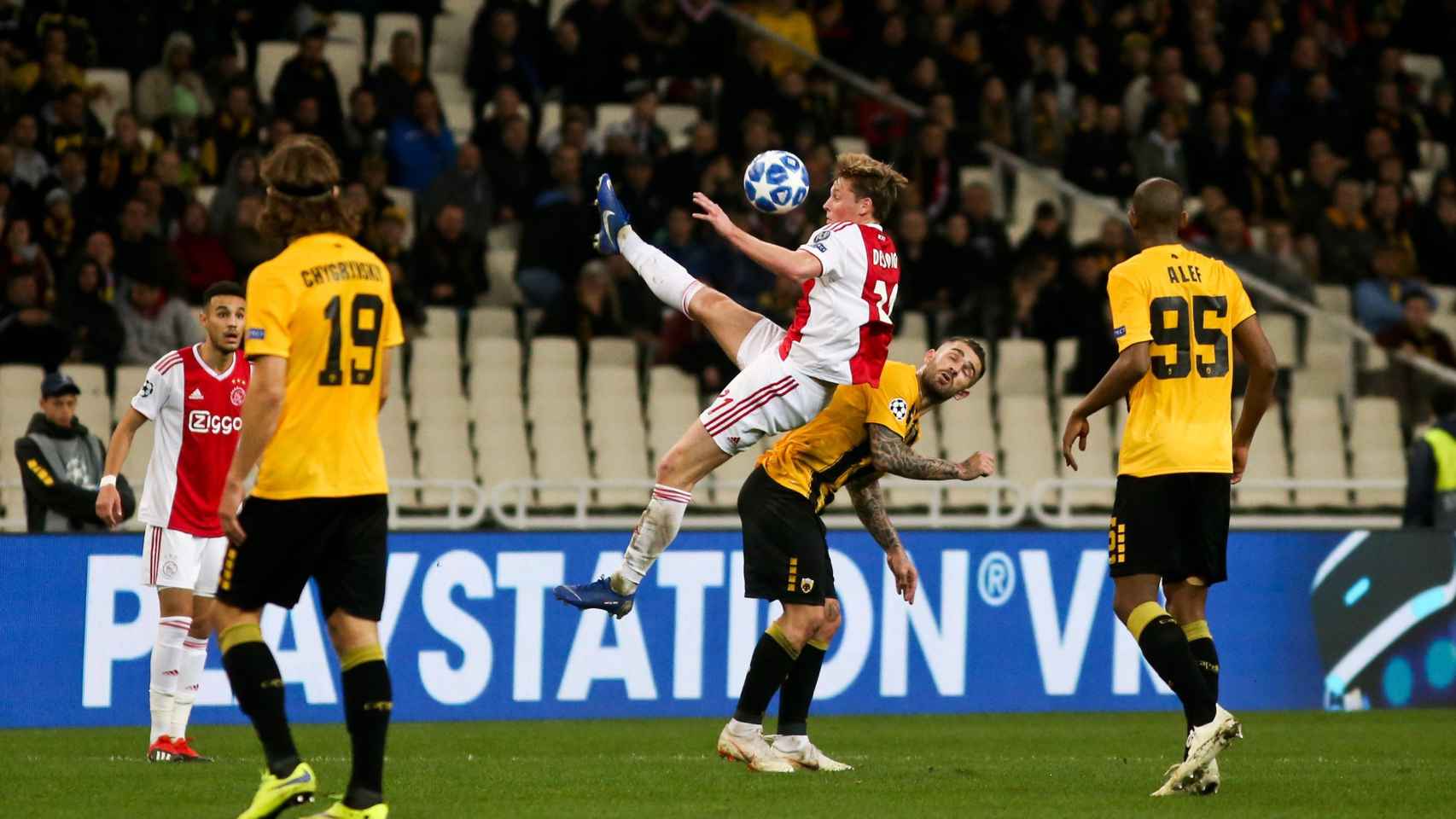 Frenkie de Jong lucha un balón en el partido de Champions del PSV frente al AEK Atenas / EFE
