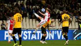 Frenkie de Jong lucha un balón en el partido de Champions del PSV frente al AEK Atenas / EFE