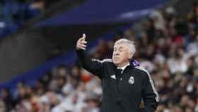 Carlo Ancelotti, dando indicaciones durante el Real Madrid Sevilla / EFE
