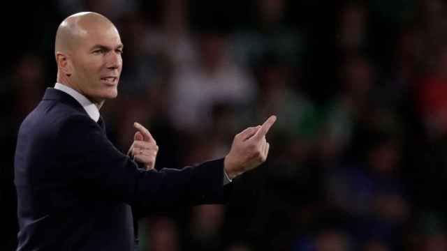 Zinedine Zidane se lleva un buen palo en un partido del Real Madrid /REDES