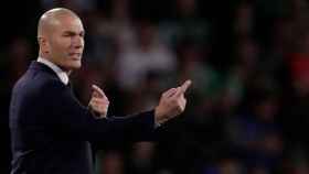 Zinedine Zidane se lleva un buen palo en un partido del Real Madrid /REDES