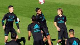 Casemiro disputa un balón en un entrenamiento del Real Madrid | Real Madrid