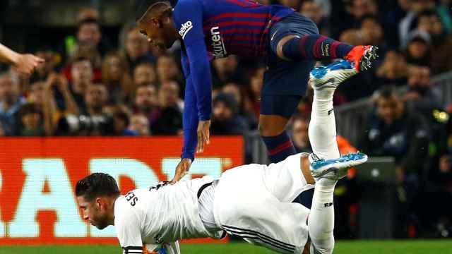 Una foto de Sergio Ramos y Malcom durante el clásico copero / EFE