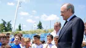 Florentino Pérez, presidente del Real Madrid, habla con unos niños / REALMADRID.COM