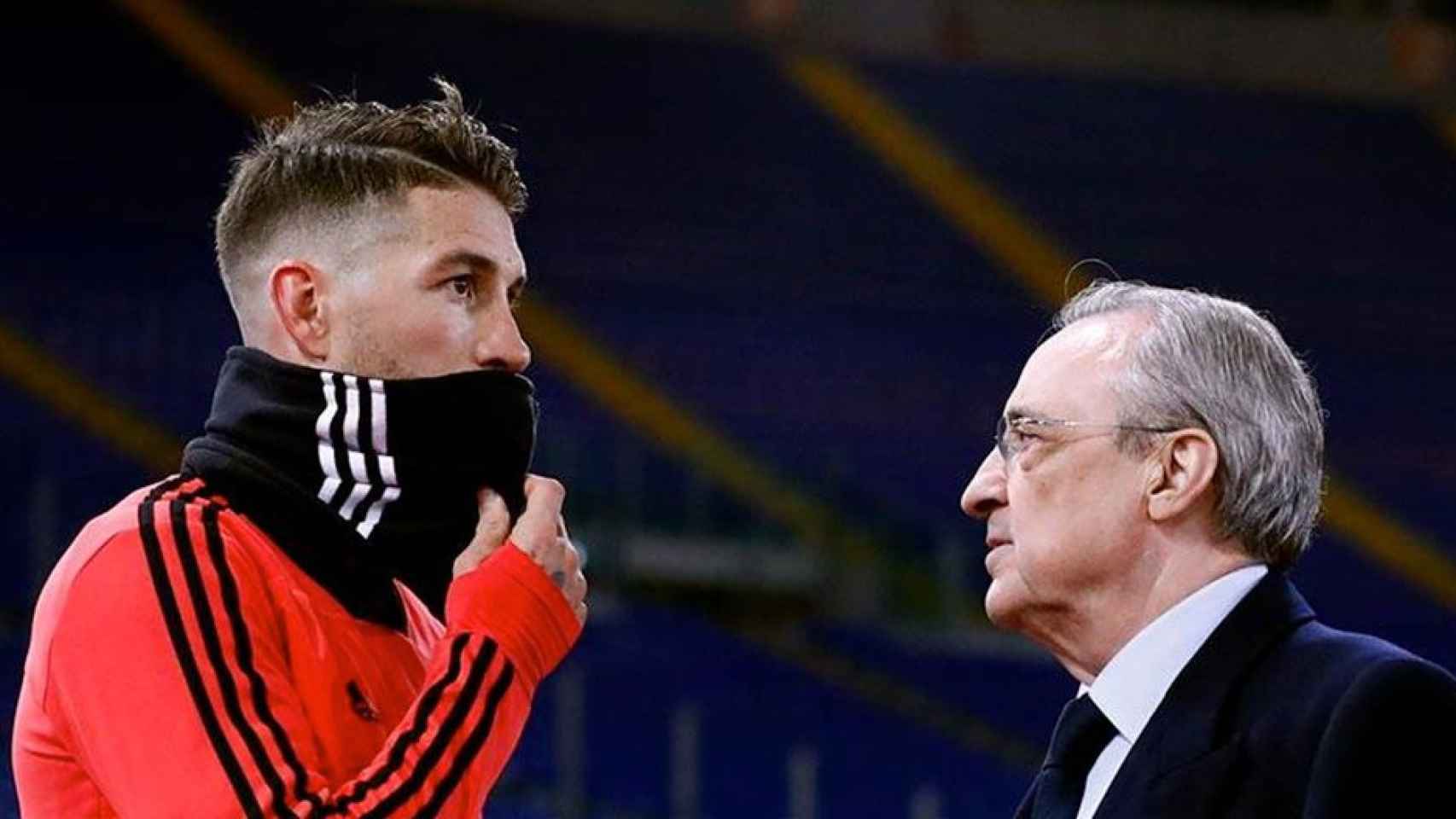 El presidente del Real Madrid, Florentino Pérez, habla con el capitán del equipo, Sergio Ramos / REALMADRID.COM
