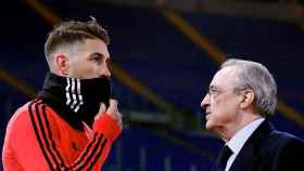 El presidente del Real Madrid, Florentino Pérez, habla con el capitán del equipo, Sergio Ramos / REALMADRID.COM