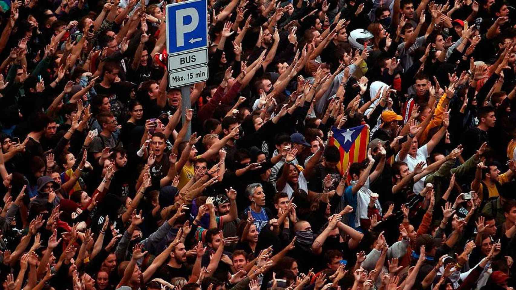 Detalle de la manifestación de independentistas ayer en El Prat / EFE