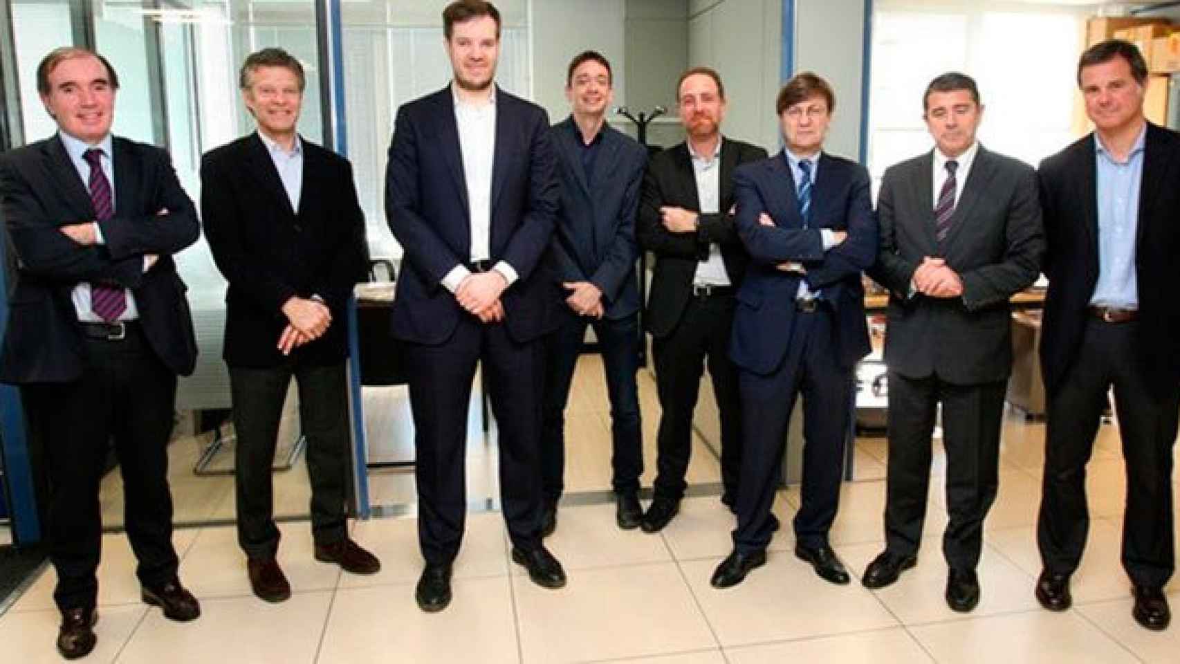 Antonio Asensio rodeado por algunos directivos del Grupo Zeta el día del relevo del director del 'Sport'.