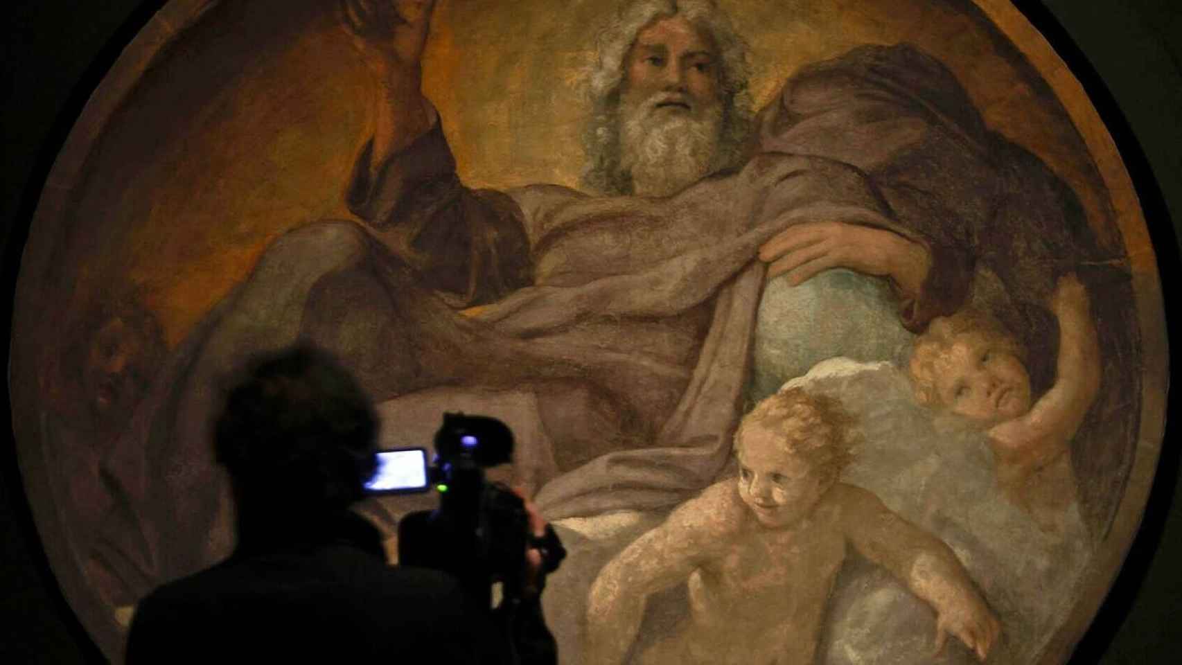 Un cámara toma imágenes de la pintura dedicada al ‘Padre eterno’, ejecutada por Annibale Carracci a comienzos del siglo XVII / EFE