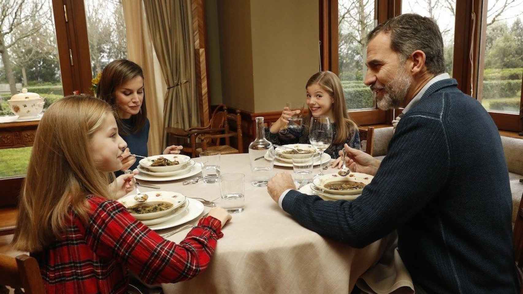 Una foto de la Familia Real comiendo en la mesa // Casa Real
