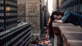 Una mujer durmiendo en una terraza / CG