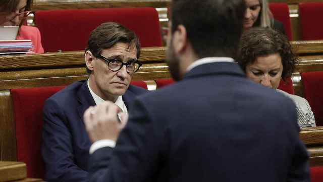 Salvador Illa (i) y la portavoz del PSC Alícia Romero (d), escuchan a Pere Aragonès en el Parlament hablando sobre los presupuestos / EFE