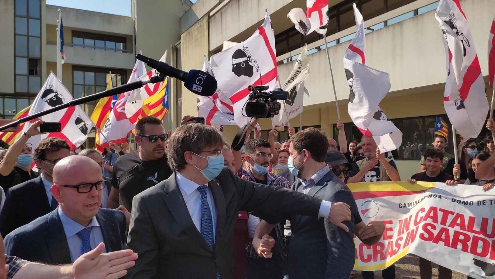El expresidente de la Generalitat fugado, Carles Puigdemont, a las puertas del Tribunal de Apelación de Sassari (Italia) / CONSELL PER LA REPÚBLICA
