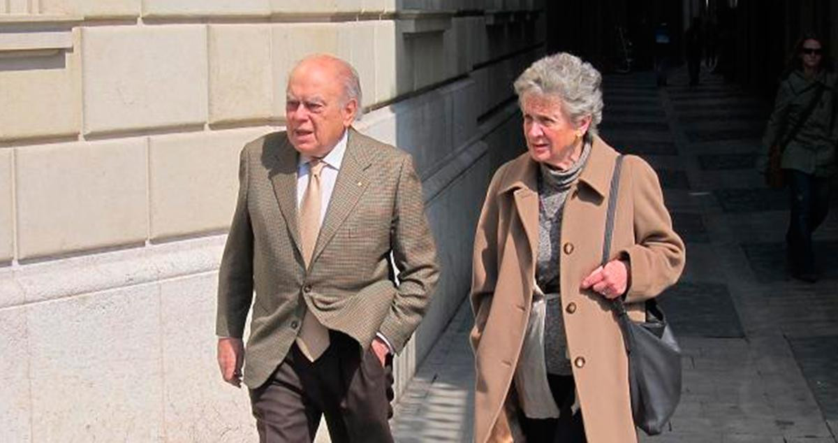 El expresidente de la Generalitat de Cataluña, Jordi Pujol y su esposa, Marta Ferrusola, en una imagen de archivo / EUROPA PRESS